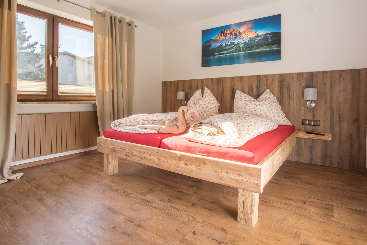 Ferienwohnung Ehrwald - das Chalet Holzerstubn, Schlafzimmer 2 von 3 mit großem Doppelbett