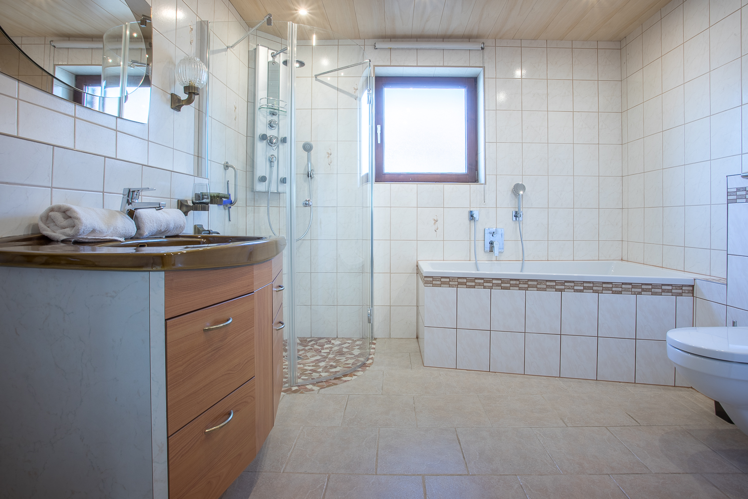 Große Ferienwohnung in Ehrwald - Chalet Holzerstubn, Badezimmer 2 von 3 Badezimmern