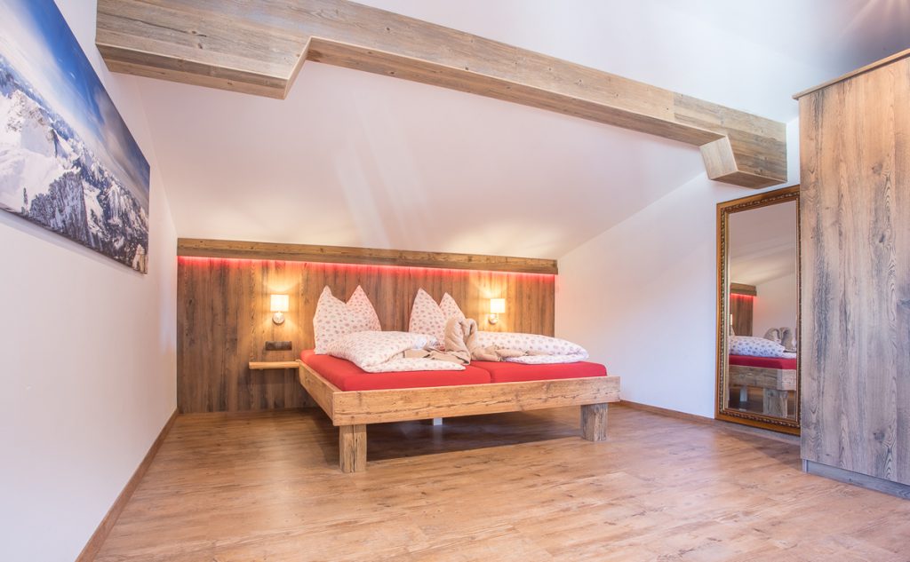 Ferienwohnung in Ehrwald Tirol -Schlafzimmer 1 von 3 - © Chalet Holzerstubn