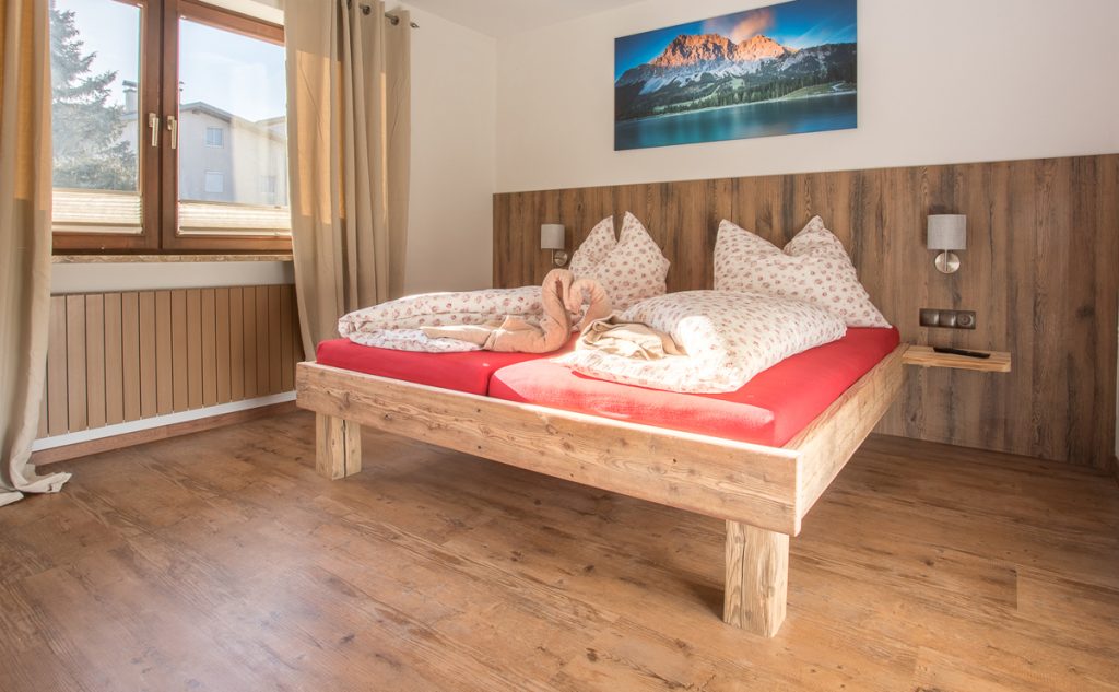 Ferienwohnung in Ehrwald Tirol -Schlafzimmer 2 von 3 - © Chalet Holzerstubn