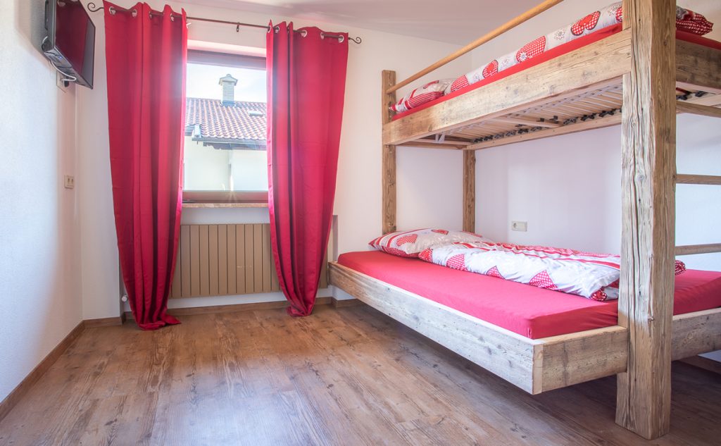 Ferienwohnung Ehrwald - Chalet Holzerstubn, separates Schlafzimmer mit großem Stockbett © Chalet Holzerstubn